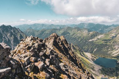Dağlar oturuyor ve çağlar geçene kadar bekliyor ve yürüyüşçülerin eğlenmesini..
