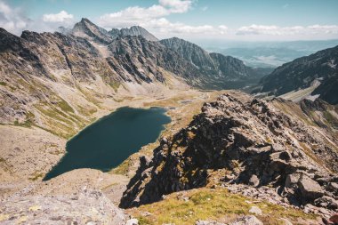 Güneşli bir günde aralarında büyük bir göl olan dağlar..