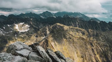 Slovakya 'nın zirvesinden Krivan denilen dağ manzarası.