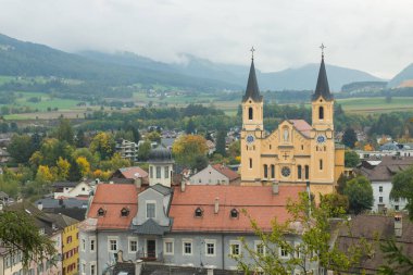 Brunico 'nun sonbahar kentinde, Alto Adige, İtalya ve Avrupa' daki Bruneck Kalesi 'nden büyüleyici bir manzara.