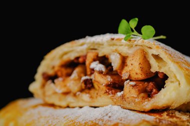 Elmalı turta siyah arkaplanda kesilmiş..