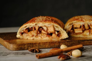  Geleneksel elmalı börek koyu arkaplanda iki dilim elmalı turta.