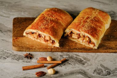  Geleneksel elmalı börek mermer masada iki dilim elmalı turta.