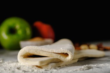  Elmalı turta hamuru arkaplanı bulanık geleneksel poğaça.