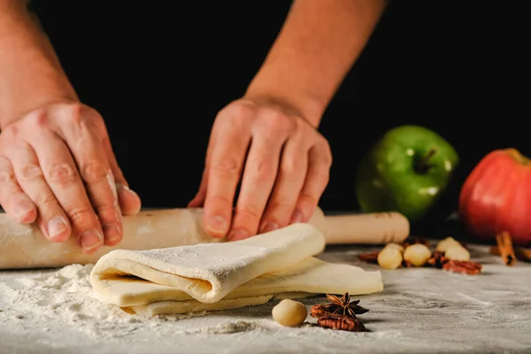 Il processo di preparazione della torta di mele . — Foto Stock