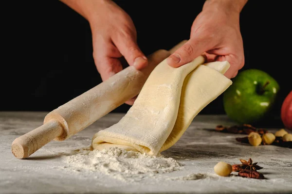 El proceso de hacer pastel de manzana . —  Fotos de Stock