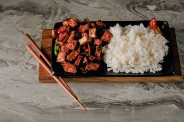 Tatlı ve ekşi soslu tofu..