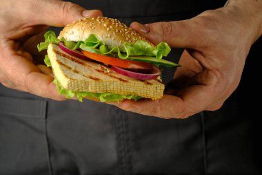 Ellerinde tofu olan hamburger. Izgara tofu peyniri..