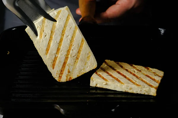 Gegrilde tofu kaas met frituurstrepen — Stockfoto