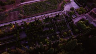 Alhambra 'nın arka planda şehir ve Albaicin mahallesiyle Granada' daki hava görüntüleri.