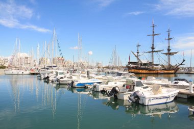 La Grande-Motte, Fransa 'nın güneyindeki Occitanie' de Herault 'da bir komün. Montpellier yakınlarındaki en sevilen tatil beldelerinden biri olan liman ve eğlence merkezidir.