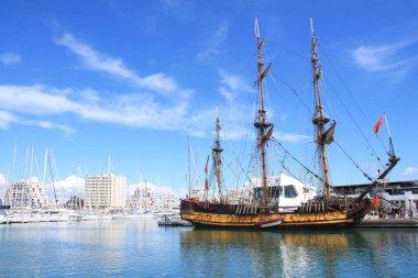 Herault 'daki La Grande Motte marinası, Fransa' da Montpellier yakınlarındaki Languedoc sahilinin sahil beldesi ve tatil merkezi.