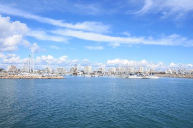 Herault 'daki La Grande Motte marinası, Fransa' da Montpellier yakınlarındaki Languedoc sahilinin sahil beldesi ve tatil merkezi.
