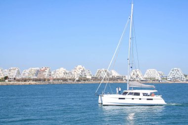 Herault bölümünde la Grande Motte sahil beldesi ve marina Piramitler binalar ve zevk tekneler, Fransa