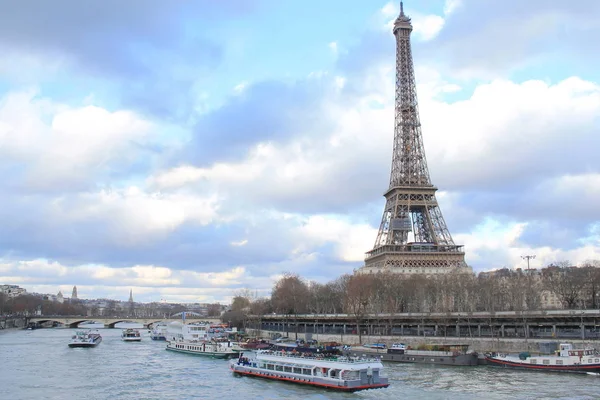 Прекрасне Небо Над Ейфелеву Вежу Річкою Сени Столицею Парижа Самим — стокове фото