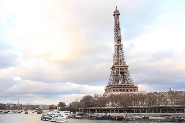 埃菲尔铁塔和塞纳河 巴黎首府和法国人口最多的城市的美丽天空 — 图库照片