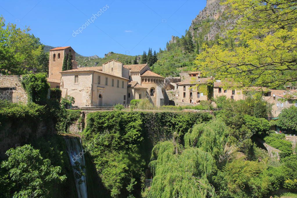 El increíble pueblo de Saint Guilhem le Desert en el valle del Herault
