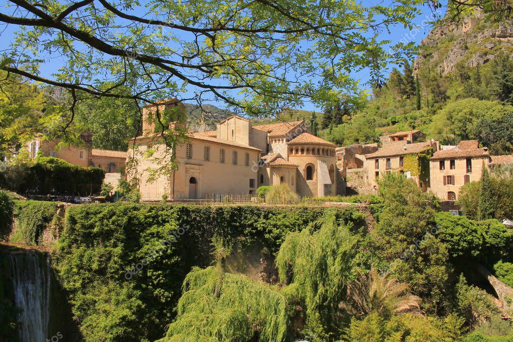 El increíble pueblo de Saint Guilhem le Desert en el valle del Herault