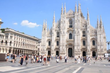 Muhteşem Milan Katedrali, Duomo di Milano, dünyanın en büyük Gotik katedrali ve İtalya 'nın Meydanı Piazza Duomo' daki Vittorio Emanuele galerisi.