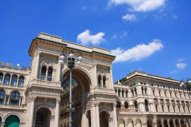 Galleria Vittorio Emanuele Ii, İtalya'nın en eski aktif alışveriş merkezi ve Milano'nun önemli bir dönüm noktası