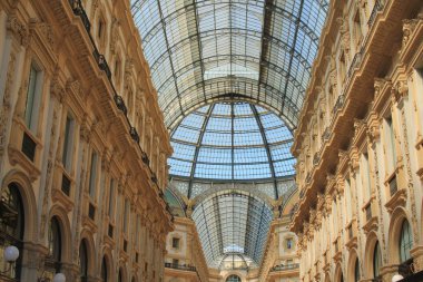 Galleria Vittorio Emanuele Ii, İtalya'nın en eski aktif alışveriş merkezi ve Milano'nun önemli bir dönüm noktası
