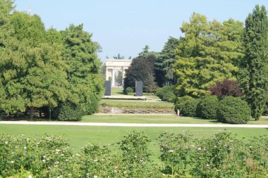 Milano'daki Sempione Park, sforza kalesinin yanında büyük bir yeşil alan, İtalya