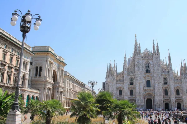 Muhteşem Milan Katedrali, Duomo di Milano, dünyanın en büyük Gotik katedrali ve İtalya 'nın Meydanı Piazza Duomo' daki Vittorio Emanuele galerisi.