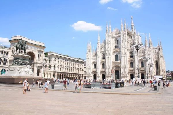 Muhteşem Milan Katedrali, Duomo di Milano, dünyanın en büyük Gotik katedrali ve İtalya 'nın Meydanı Piazza Duomo' daki Vittorio Emanuele galerisi.