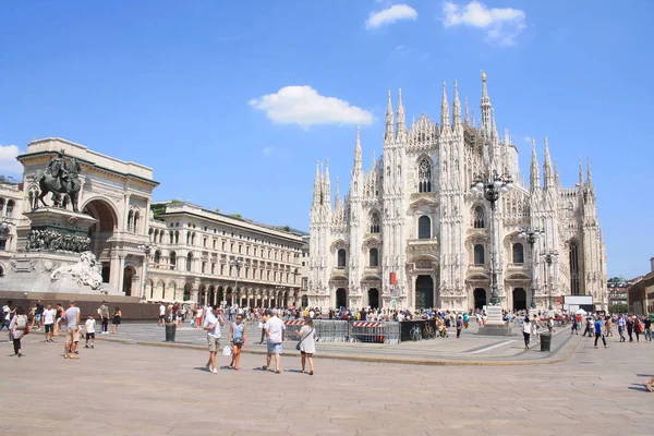 Muhteşem Milan Katedrali, Duomo di Milano, dünyanın en büyük Gotik katedrali ve İtalya 'nın Meydanı Piazza Duomo' daki Vittorio Emanuele galerisi.