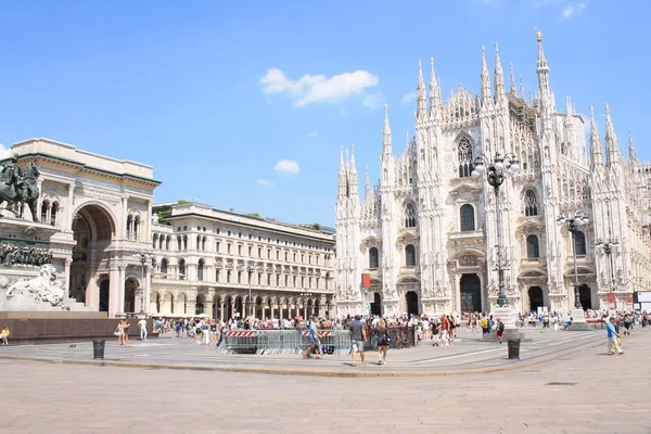 Muhteşem Milan Katedrali, Duomo di Milano, dünyanın en büyük Gotik katedrali ve İtalya 'nın Meydanı Piazza Duomo' daki Vittorio Emanuele galerisi.