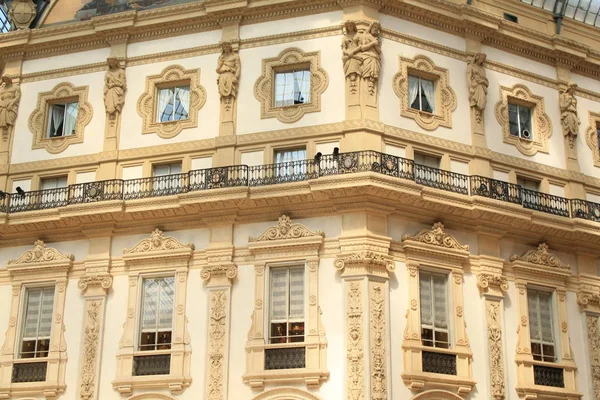 Galleria Vittorio Emanuele Ii, İtalya'nın en eski aktif alışveriş merkezi ve Milano'nun önemli bir dönüm noktası