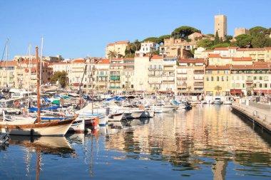 Cannes, Fransız Rivierası, Fransa'nın renkli Eski şehir ve limanı