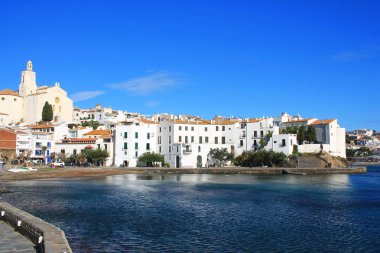 Akdeniz'deki Cadaques köyünde parlak beyaz binalar ve mavi detaylar, Costa Brava'nın İncisi, İspanya