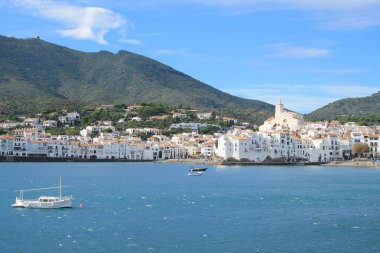 Cadaques pitoresk kıyı köyü, Costa Brava, İspanya
