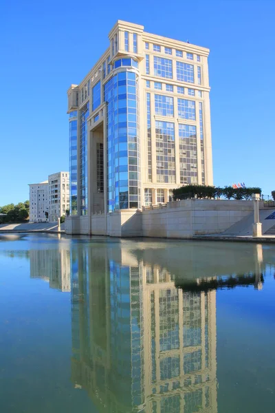 Antigone bölgesi ve Montpellier'deki Lez nehri, Herault, Fransa