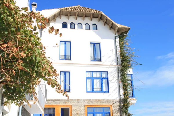 Akdeniz'deki Cadaques köyünde parlak beyaz binalar ve mavi detaylar, Costa Brava'nın İncisi, İspanya