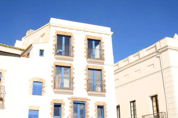 Jasne Białe Budynki Niebieskie Detale Śródziemnomorskiej Wiosce Cadaques Perła Wybrzeża — Zdjęcie stockowe