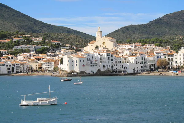 Cadaques pitoresk kıyı köyü, Costa Brava, İspanya
