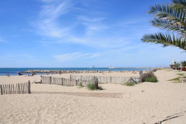 Kumulların güzel ve geniş bir alana sahip doğal ve vahşi plaj, Montpellier güneyinde Camargue bölgesi, Fransa