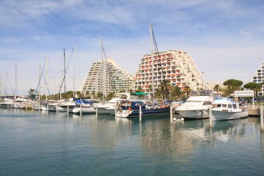 Herault 'daki La Grande Motte marinası, Fransa' da Montpellier yakınlarındaki Languedoc sahilinin sahil beldesi ve tatil merkezi.