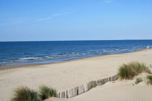 Kumulların güzel ve geniş bir alana sahip doğal ve vahşi plaj, Montpellier güneyinde Camargue bölgesi, Fransa