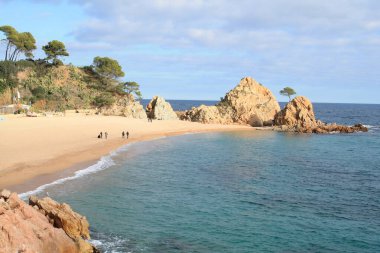 Tossa de Mar 'daki inanılmaz Mar Menuda kumlu plajı, Costa Brava, Katalonya, İspanya