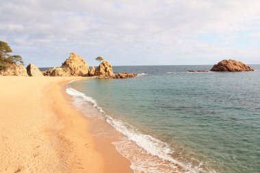 Tossa de Mar 'daki inanılmaz Mar Menuda kumlu plajı, Costa Brava, Katalonya, İspanya
