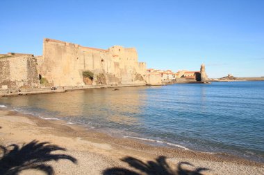 Meşhur Collioure kasabası, Pireneler 'in eteklerinde, Vermeille sahilinde, İspanyol sınırından önceki Rousillon kıyısının son uzantısı.