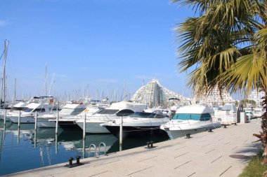 Herault 'daki La Grande Motte marinası, Fransa' da Montpellier yakınlarındaki Languedoc sahilinin sahil beldesi ve tatil merkezi.