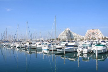 Herault 'daki La Grande Motte marinası, Fransa' da Montpellier yakınlarındaki Languedoc sahilinin sahil beldesi ve tatil merkezi.