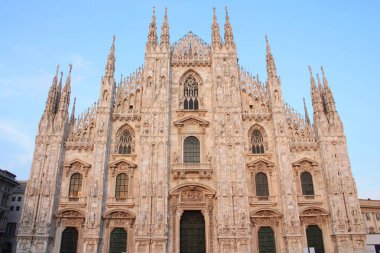 Piazza del Duomo, Milano 'nun ana meydanı ve Saint Mary' nin doğuşu Katedrali, dünyanın en büyük Gotik katedrali, Lombardy, İtalya