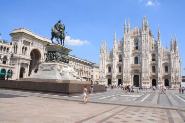 Piazza del Duomo, Milano 'nun ana meydanı ve Saint Mary' nin doğuşu Katedrali, dünyanın en büyük Gotik katedrali, Lombardy, İtalya