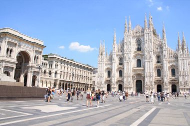 Piazza del Duomo, Milano 'nun ana meydanı ve Saint Mary' nin doğuşu Katedrali, dünyanın en büyük Gotik katedrali, Lombardy, İtalya
