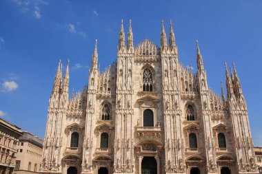 Muhteşem Milan Katedrali, Duomo di Milano, dünyanın en büyük Gotik katedrali ve İtalya 'nın Meydanı Piazza Duomo' daki Vittorio Emanuele galerisi.